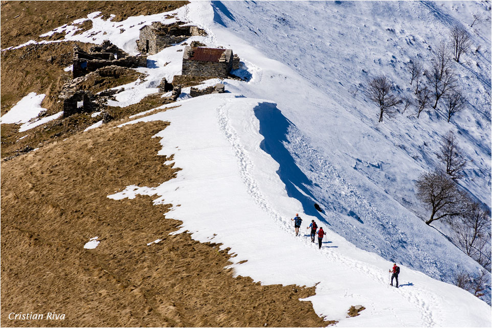 Monte Crocione da Croce di Menaggio: Escursionisti verso il Tremezzo