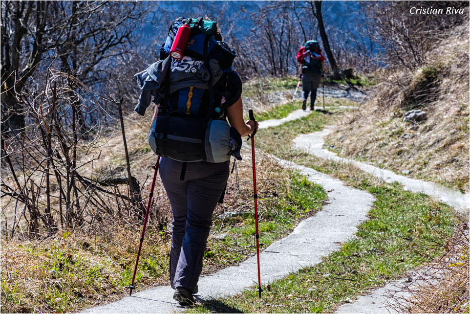 Monte Crocione da Croce di Menaggio: Escursionisti stranieri verso il Monte di Nava