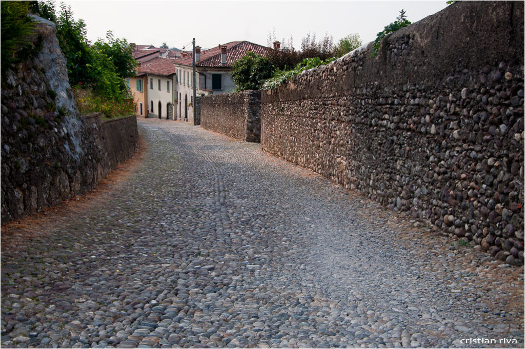 Monte Orfano: l'acciottolato di via Santo Stefano