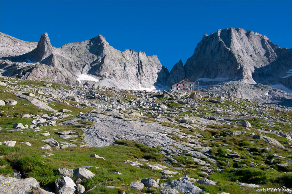 Val Masino - Pizzo Porcellizzo: il pizzo Badile e la Capanna Gianetti