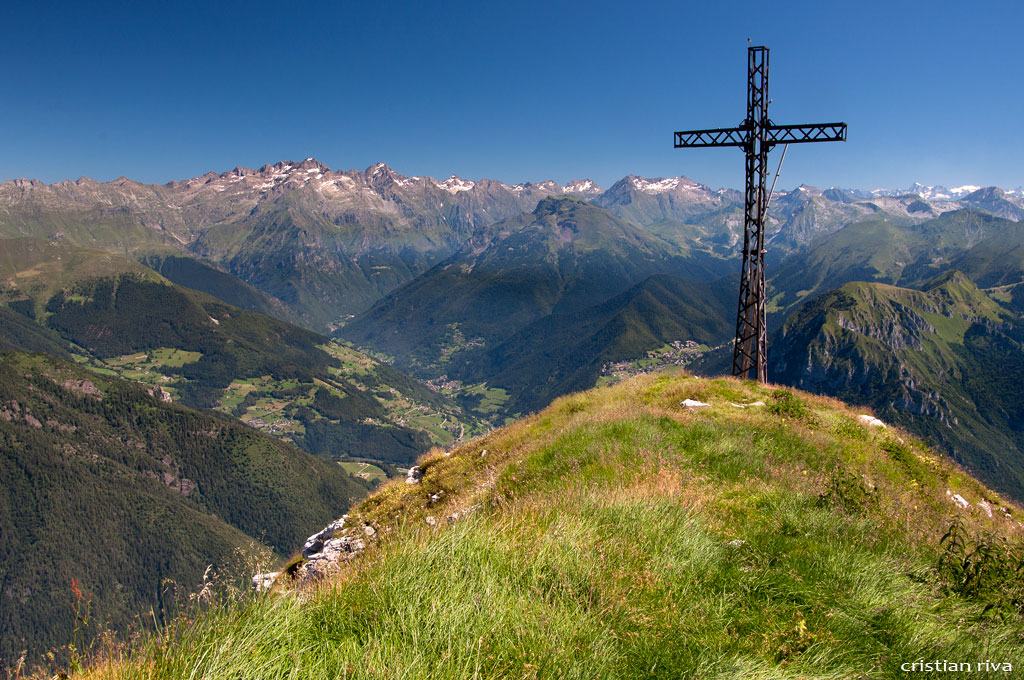 Monte Secco seriano: la croce sull'anticima