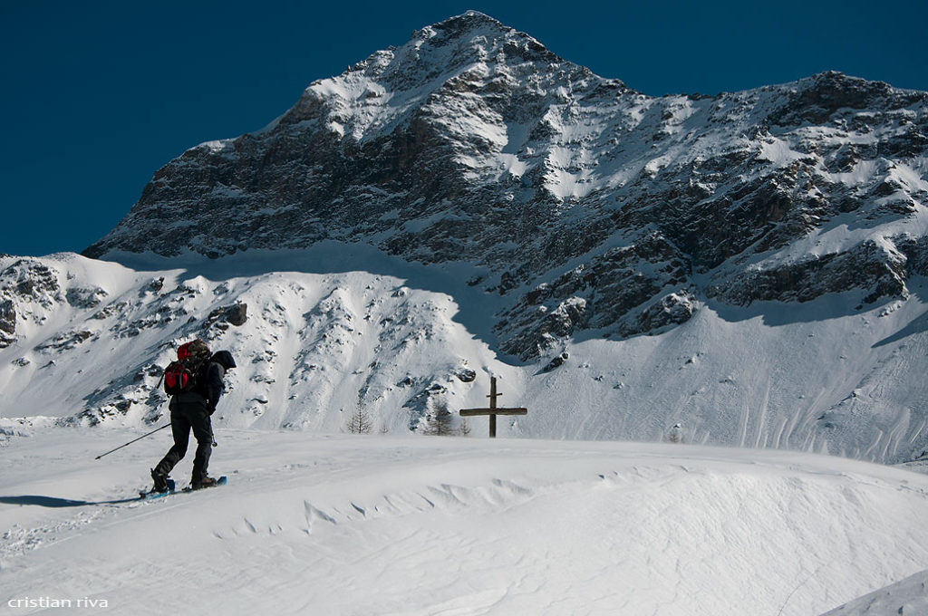 Alpe Prabello, paradiso per le ciaspole: escursionista di Lecco